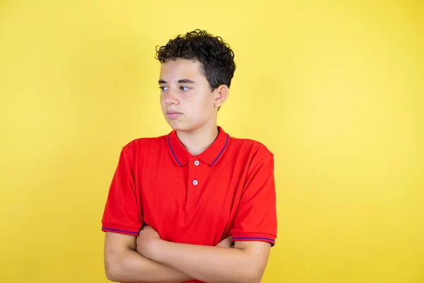 Piękny Nastolatek Chłopiec Nad Odizolowanym Żółtym Tle Sceptyczny Nerwowy Dezaprobata — Zdjęcie stockowe