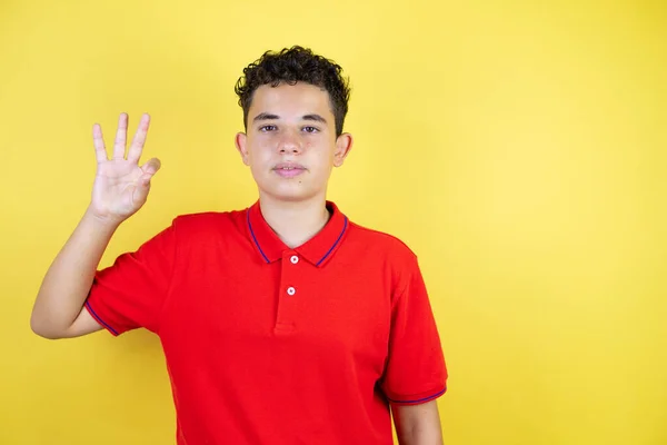 Hermoso Adolescente Chico Sobre Aislado Amarillo Fondo Haciendo Signo Con — Foto de Stock