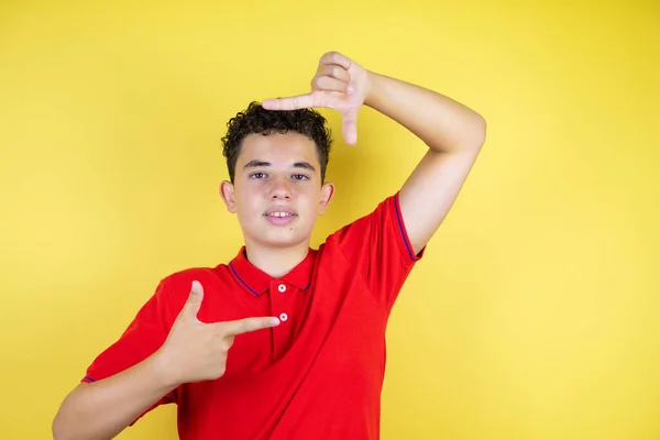 Schöne Teenager Junge Über Isolierten Gelben Hintergrund Lächelnd Machen Rahmen — Stockfoto