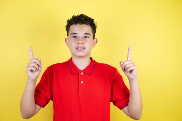 Schöne Teenager Junge Über Isolierten Gelben Hintergrund Lächelnd Blick Die — Stockfoto