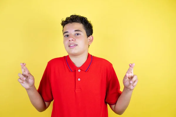 Hermoso Adolescente Chico Sobre Aislado Amarillo Fondo Gesto Dedo Cruzado —  Fotos de Stock