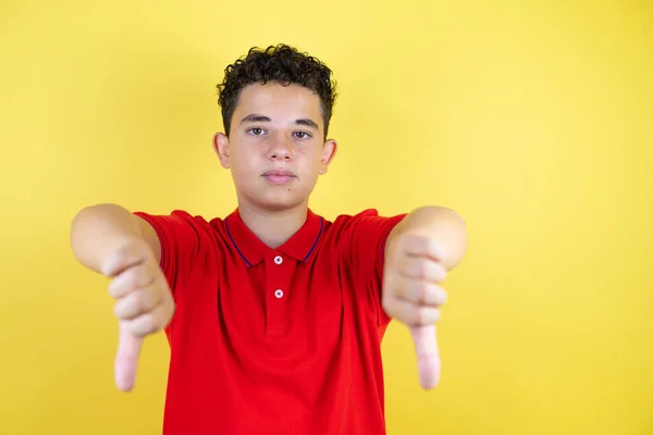 Hermoso Adolescente Sobre Fondo Amarillo Aislado Con Cara Enojada Signo —  Fotos de Stock