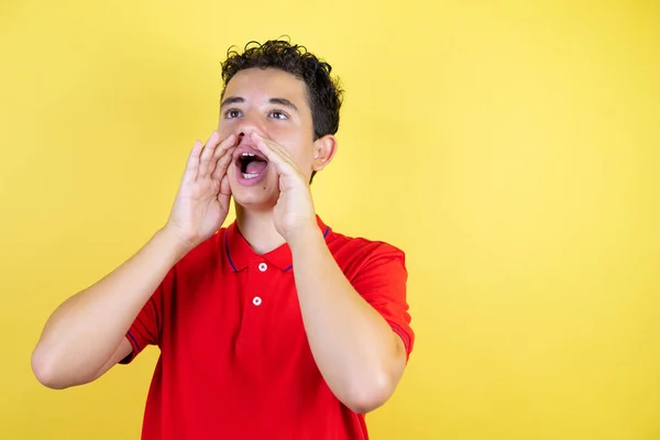 Mooie Tiener Jongen Geïsoleerde Gele Achtergrond Schreeuwen Schreeuwen Luid Naar — Stockfoto