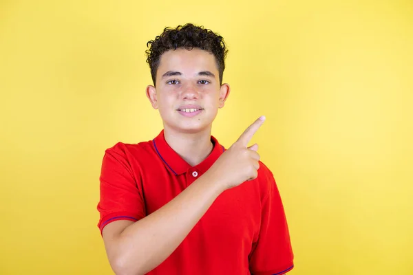 Hermoso Adolescente Sobre Fondo Amarillo Aislado Sonriendo Señalando Con Mano —  Fotos de Stock