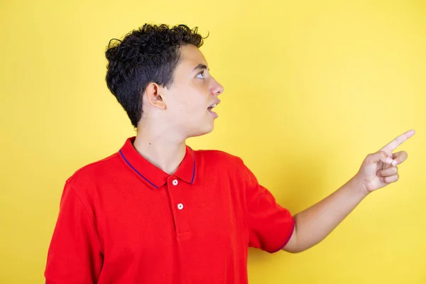 Mooie Tiener Jongen Geïsoleerde Gele Achtergrond Verrast Wijzen Met Hand — Stockfoto