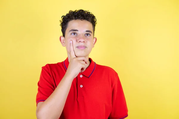 Mooie Tiener Jongen Geïsoleerde Gele Achtergrond Denken Met Hand Kin — Stockfoto
