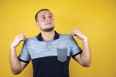 Başarılı bir ifadeyle sararmış arka planda duran Rus bir adam.