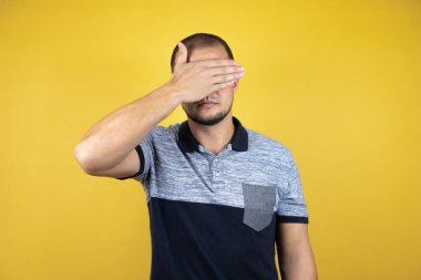 Rus adam sararmış arka planda dikiliyor. Elleriyle gözleri örtüyor ve üzgün ve korku ifadeleriyle jestleri durduruyor. Utanç verici ve olumsuz bir kavram..