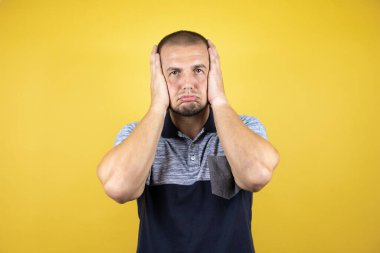 Rus adam sarı arka planda dikiliyordu. Yorgun ve sıkılmış görünüyordu.