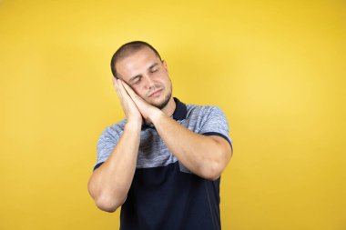 Rus adam sararmış arka planda ayakta uyur, yorgun düşler görür ve elleri ile poz verir, gözleri kapalı gülümserdi..