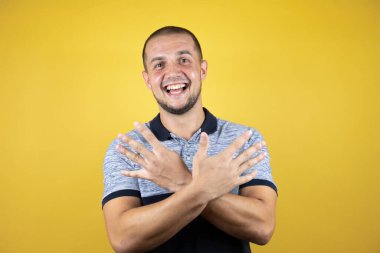 Mutlu ve kendinden emin bir şekilde gülümserken dokuz numarayı göstererek..