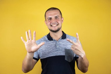 Yedi numarayı gösterip gösterirken kendinden emin ve mutlu gülümserken..