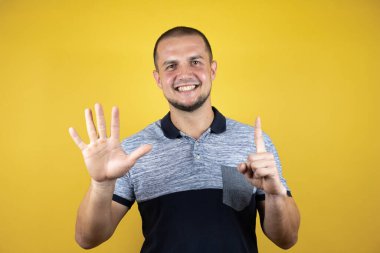 Altı numarayı göstererek ve göstererek gülümserken kendinden emin ve mutluydu..