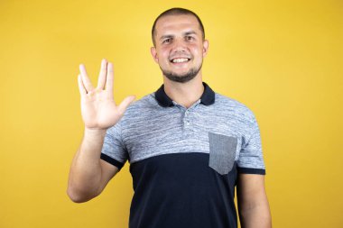 Rus adam izole edilmiş sarı arka planda Star Trek ucube sembolü yapıyor.