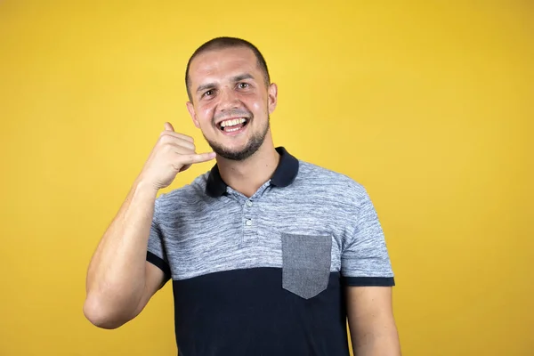 Hombre Ruso Pie Sobre Fondo Amarillo Insolado Sonriendo Haciendo Gesto — Foto de Stock