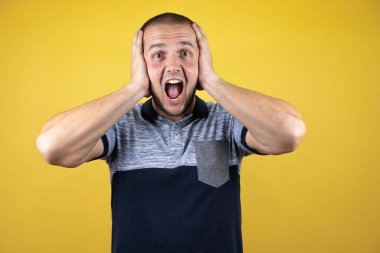 Sararmış arka planda dikilen Rus adam şaşırdı. Hatalı olduğunu unutma..