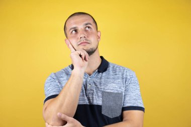 Sararmış arka planda dikilen Rus adam şaşırdı. Hatalı olduğunu unutma.