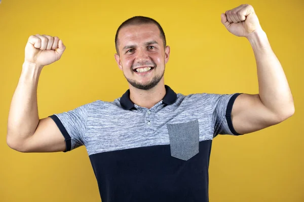 Ruso Hombre Pie Sobre Insolado Amarillo Fondo Mostrando Brazos Músculos — Foto de Stock