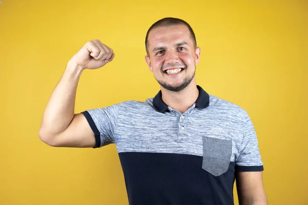 Russo Uomo Piedi Sopra Insolato Giallo Sfondo Mostrando Braccia Muscoli — Foto Stock