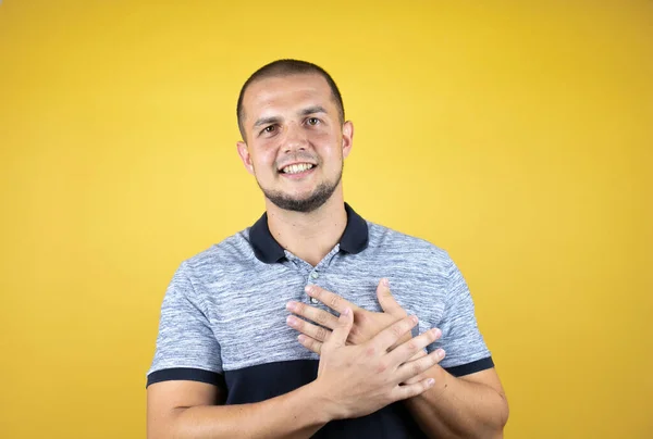 Russo Uomo Piedi Sopra Insolato Sfondo Giallo Sorridente Con Mani — Foto Stock