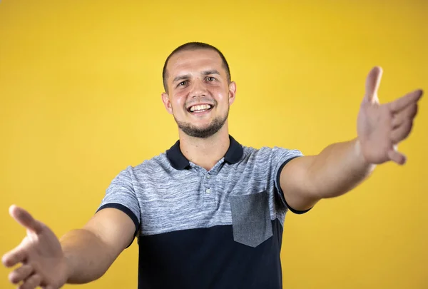 Russo Uomo Piedi Sopra Insolato Sfondo Giallo Guardando Fotocamera Sorridente — Foto Stock