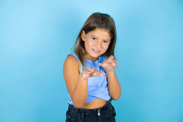 Jovem Menina Bonita Sobre Fundo Azul Isolado Sorrindo Engraçado Fazendo — Fotografia de Stock