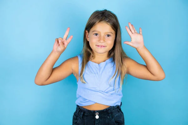 Jovem Menina Bonita Sobre Fundo Azul Isolado Mostrando Apontando Para — Fotografia de Stock