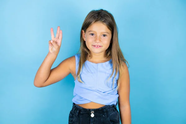 Jovem Menina Bonita Sobre Fundo Azul Isolado Mostrando Apontando Para — Fotografia de Stock