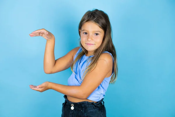 Ung Vacker Barn Flicka Över Isolerad Blå Bakgrund Gester Med — Stockfoto