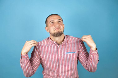 Rus iş adamı mavi arka planda kırmızı gömlekli başarılı bir ifadeyle