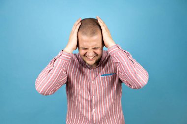 Baş ağrısı ve stresten muzdarip Rus iş adamı. Çünkü elleri başının üstünde acı ve migren var.