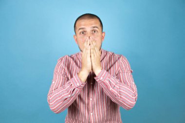 Rus iş adamı mavi arka planda şaşırdı hata için el ele tutuşarak, hatayı hatırla.