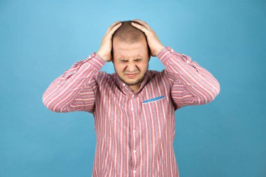 Baş ağrısı ve stresten muzdarip Rus iş adamı. Çünkü elleri başının üstünde acı ve migren var.