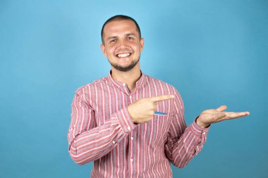 Rus iş adamı mavi arka planda kameraya bakıp elinde bir şey olduğunu gösterince hayrete düştü..