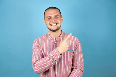 Rus iş adamı mavi arka planda gülümsüyor ve baş parmağını kaldırıyor..