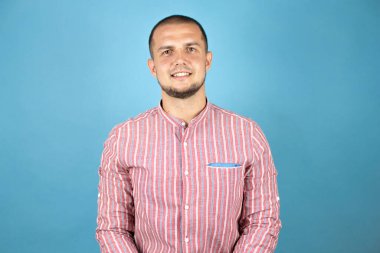 Mavi arka planda, yüzünde mutlu ve havalı bir gülümseme olan modern bir gömlek giyen Rus bir adam. Şanslı kişi..