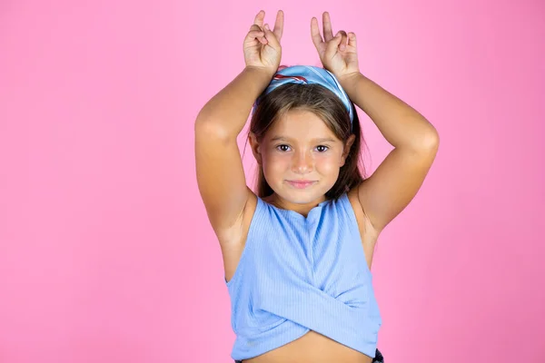 Jovem Menina Bonita Sobre Fundo Rosa Isolado Posando Engraçado Louco — Fotografia de Stock