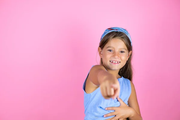 Ung Vacker Barn Flicka Över Isolerad Rosa Bakgrund Skrattar Dig — Stockfoto