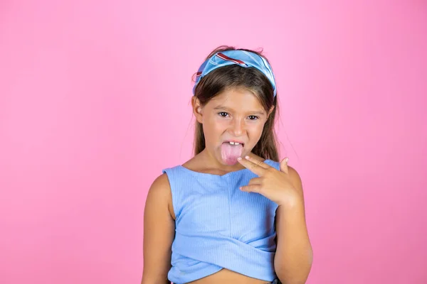 Genç, güzel bir kız çocuğu, soyutlanmış pembe bir geçmişi var. Eli ağzında.