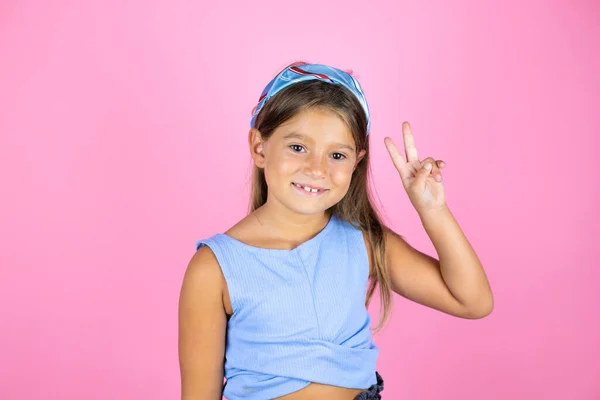 Jovem Menina Bonita Sobre Fundo Rosa Isolado Mostrando Apontando Para — Fotografia de Stock