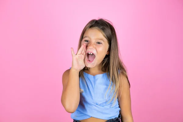 Mladý Krásný Dítě Dívka Přes Izolované Růžové Pozadí Křičí Křičí — Stock fotografie