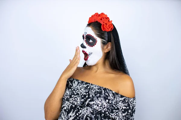 Vrouw Draagt Dag Van Dode Kostuum Geïsoleerde Witte Achtergrond Met — Stockfoto