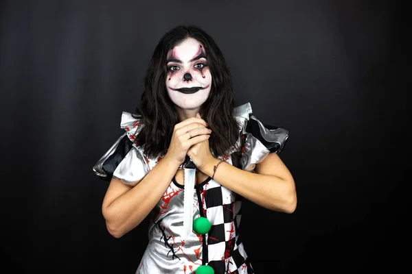 Mujer Disfraz Payaso Halloween Sobre Fondo Negro Aislado Sosteniendo Cuchillo — Foto de Stock