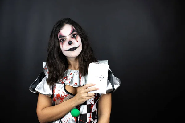 Vrouw Een Halloween Clown Kostuum Geïsoleerde Zwarte Achtergrond Met Notebook — Stockfoto