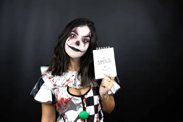 Vrouw Een Halloween Clown Kostuum Geïsoleerde Zwarte Achtergrond Glimlachen Wijzen — Stockfoto