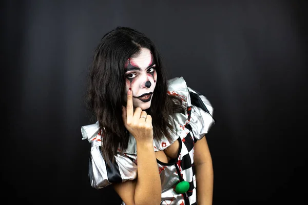 Frau Einem Halloween Clownskostüm Über Isoliertem Schwarzem Hintergrund Zeigt Auf — Stockfoto