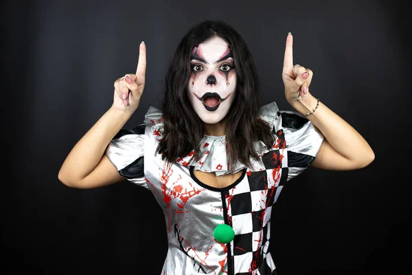 Mujer Disfraz Payaso Halloween Sobre Fondo Negro Aislado Sorprendida Mirando — Foto de Stock