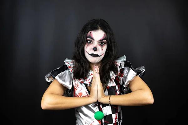 Mujer Disfraz Payaso Halloween Sobre Fondo Negro Aislado Mendigando Rezando — Foto de Stock