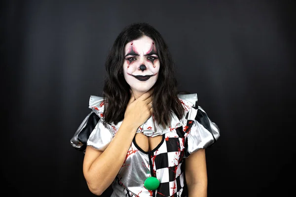 Vrouw Een Halloween Clown Kostuum Geïsoleerde Zwarte Achtergrond Aanraken Pijnlijke — Stockfoto