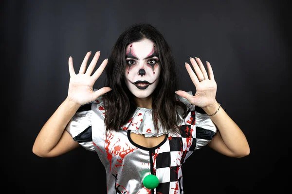 Vrouw Een Halloween Clown Kostuum Geïsoleerde Zwarte Achtergrond Tonen Wijzen — Stockfoto